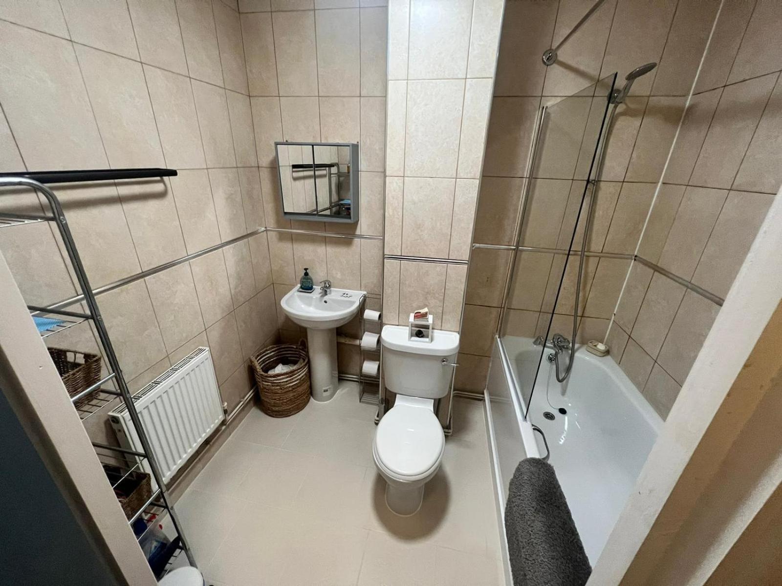 Cosy Private With Shared Bathroom Facilities Gasthof London